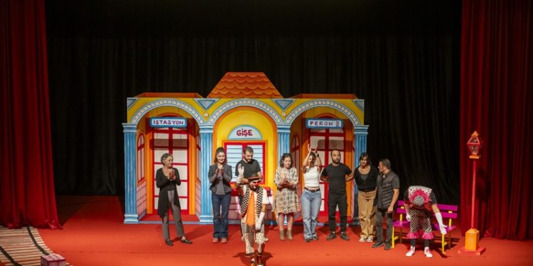 Mersin Şehir Tiyatrosu ‘İki Bavul Dolusu’ çocuk oyununun prömiyerini yaptı