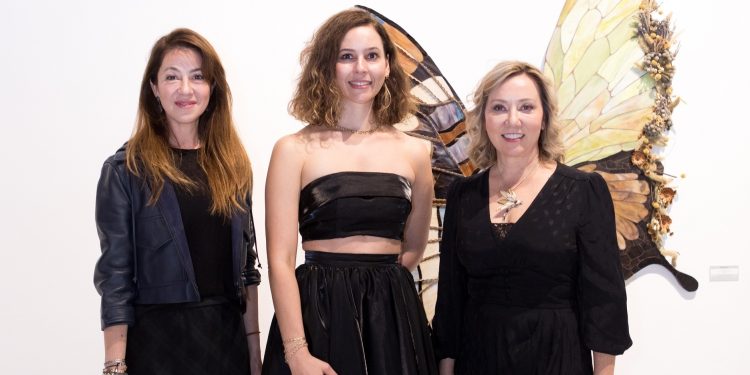 Cansiparane Sergisi, Biriz Dayanışma Derneği ile Hatay’da sanat eğitimi alan kız öğrencilere destek oluyor