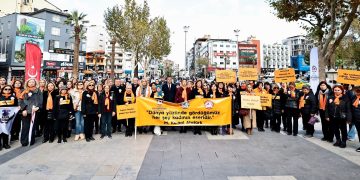 Denizili kadınlar şiddete karşı yürüdü