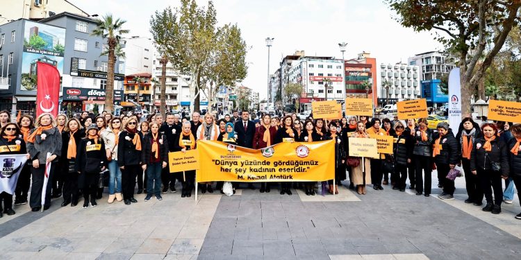 Denizili kadınlar şiddete karşı yürüdü