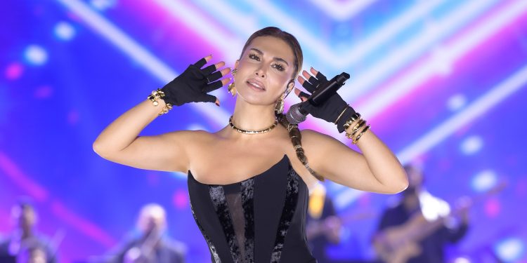 Ebru Yaşar iki günde yüzbinlerce dinleyiciye konser verdi