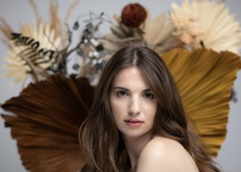 Maya Perest’den ilk türkü yorumu: Karanfil Eker misin