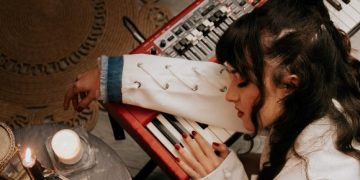 Melis Fis’in sevilen parçası “Ne Gelir Elimizden”e akustik versiyon!