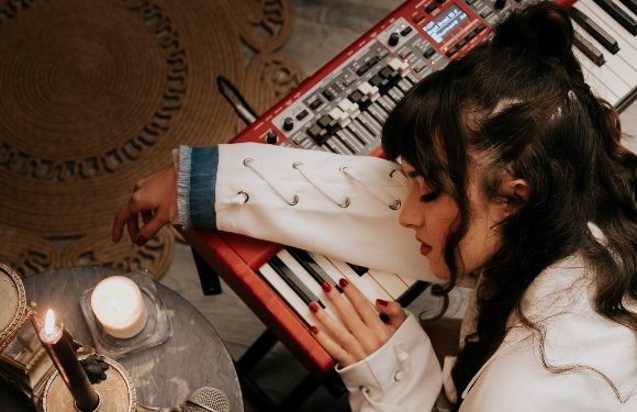 Melis Fis’in sevilen parçası “Ne Gelir Elimizden”e akustik versiyon!