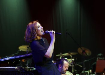 Zuhal Olcay hayatına dokunan şarkıları İş Sanat için söyledi