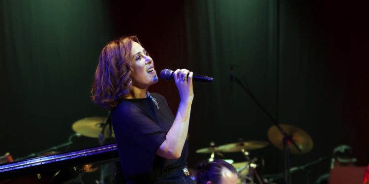 Zuhal Olcay hayatına dokunan şarkıları İş Sanat için söyledi