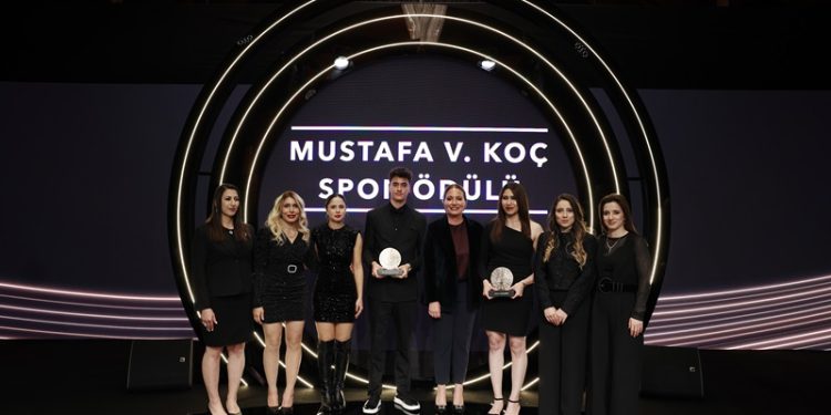Golbol Kadın Milli Takımı ve Milli Yüzücü Kuzey Tunçelli, 2024 Mustafa V. Koç Spor Ödülü’nün Sahibi oldu