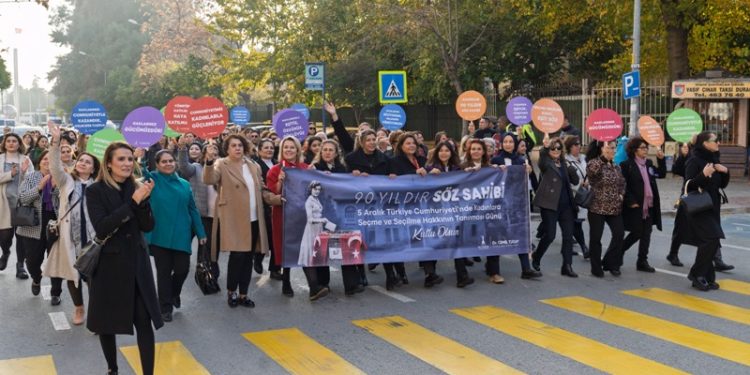 İzmir’in “seçilmiş kadınları” sahada