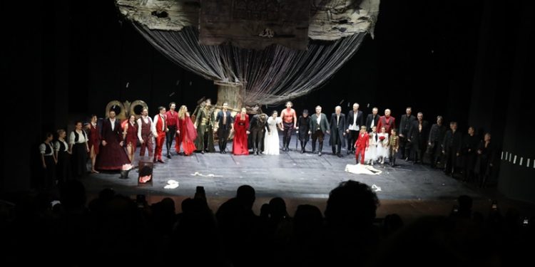 Macar Devlet Tiyatrosu’nun Klasik Eseri “Bank Ban” Seyirciyle buluştu