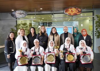 Enstitü İstanbul İSMEK Kadınları en iyi baklavayı yapmak için yarıştı