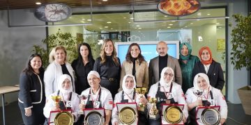 Enstitü İstanbul İSMEK Kadınları en iyi baklavayı yapmak için yarıştı