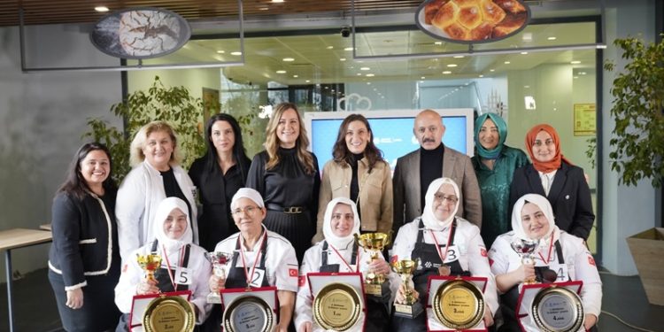 Enstitü İstanbul İSMEK Kadınları en iyi baklavayı yapmak için yarıştı