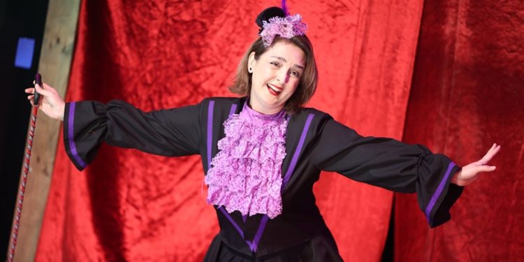 Antalya Şehir Tiyatrosu’ndan yeni oyun “Marangoz’un Köpeği Kaştanka”ya seyirciden tam not