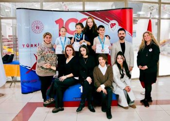 İzmirliler buz pateninde kürsüden inmedi