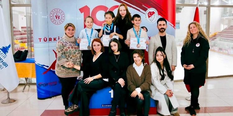 İzmirliler buz pateninde kürsüden inmedi