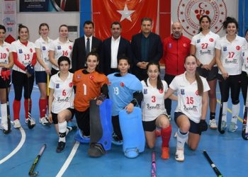 Hokeyin Sultanları Türkiye Finaline yükseldi