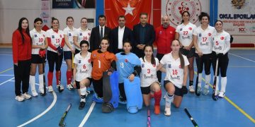 Hokeyin Sultanları Türkiye Finaline yükseldi
