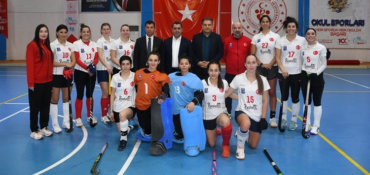 Hokeyin Sultanları Türkiye Finaline yükseldi