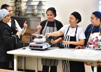 İşaret diliyle pasta yapıyorlar