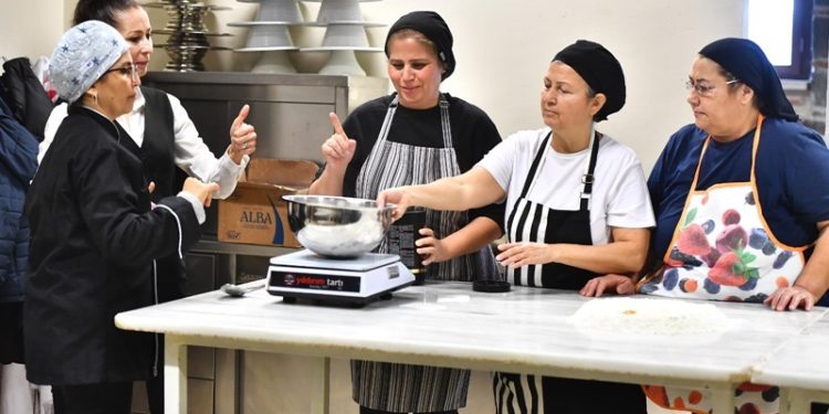 İşaret diliyle pasta yapıyorlar