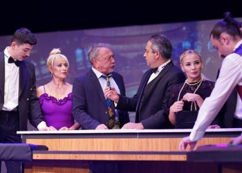 “Düzenbazlar” Tiyatro Ak’la Kara’da Başlıyor: Dans, Işık Şovları ve Kahkaha Dolu Bir Gece!