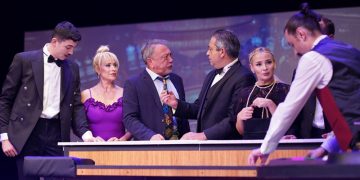 “Düzenbazlar” Tiyatro Ak’la Kara’da Başlıyor: Dans, Işık Şovları ve Kahkaha Dolu Bir Gece!