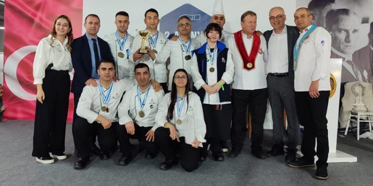 Esbaş aşçıları uluslararası yarışmada birincilikle döndü