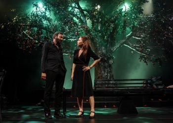 Kerem Alışık ve Evrim Alasya’dan aşk dolu bir sahne şöleni