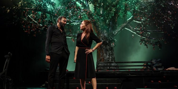 Kerem Alışık ve Evrim Alasya’dan aşk dolu bir sahne şöleni