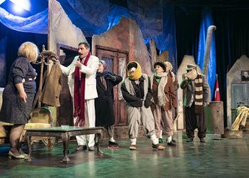 Mersin Şehir Tiyatrosu ‘Buzlar Çözülmeden’ oyunu ile seyirci karşısında