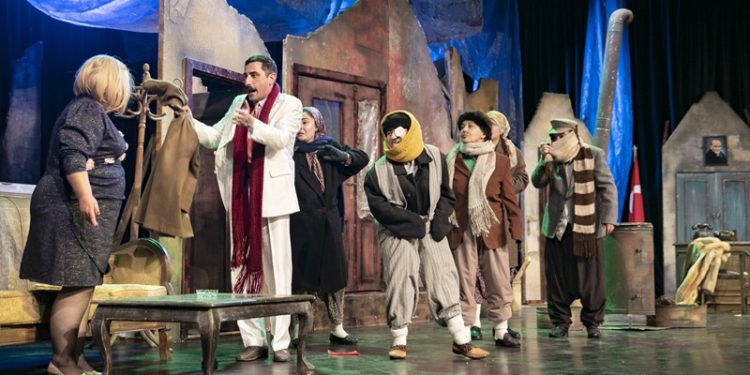 Mersin Şehir Tiyatrosu ‘Buzlar Çözülmeden’ oyunu ile seyirci karşısında