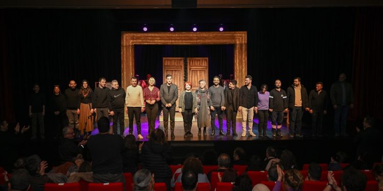 Mersin  Şehir Tiyatrosu, “Eyvah Nadir” oyunu ile prömiyer yaptı