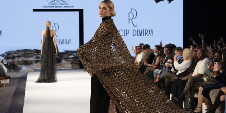 Ece Mumay, Diyarbakır’ın Londra’da Diyarbakır’ın Kadim Tarihi ile Podyuma çıktı