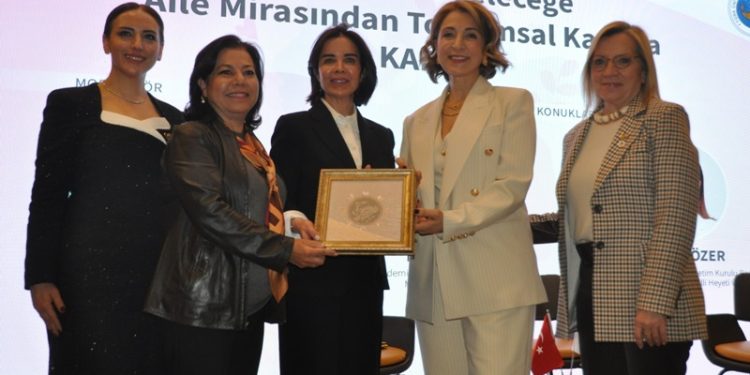 Kadınların başarı hikâyeleri gençlere ışık oluyor!