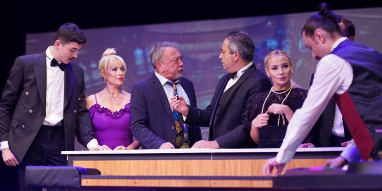 2 Mart’ta Tiyatro Ak’la Kara Sahnesinde “Düzenbazlar” kahkaha fırtınası estiriyor!