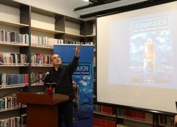 Sunay Akın’dan   Cumhuriyet’in Gizli Kahramanlarının Öyküleri: Koyu Mavi Memleket Kumaşı