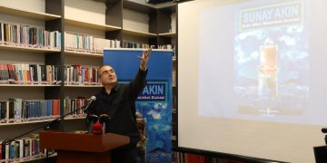 Sunay Akın’dan   Cumhuriyet’in Gizli Kahramanlarının Öyküleri: Koyu Mavi Memleket Kumaşı