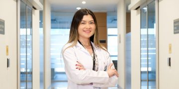 Dr. Öğr. Üyesi Özge Mimir : Evde diş beyazlatırken dikkat!  Ağız ve diş sağlığınızı tehlikeye atıyor olabilirsiniz!