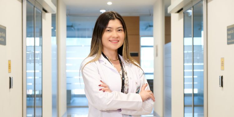 Dr. Öğr. Üyesi Özge Mimir : Evde diş beyazlatırken dikkat!  Ağız ve diş sağlığınızı tehlikeye atıyor olabilirsiniz!