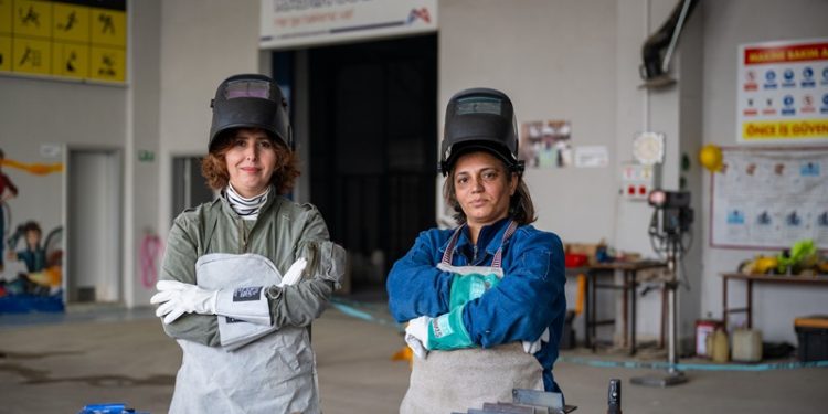 Ellerinde çekiç, gözlerinde umutla Mersin’in kadın ustaları yetişiyor