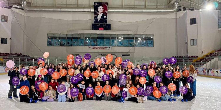 Kadınlar buz pistinde buluştu