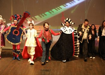 Ses ve ışık şöleni “Sesler Ülkesi” Seyirciden tam not aldı