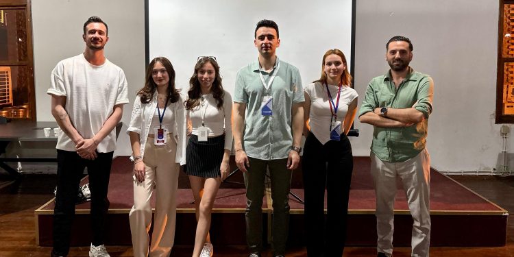 Üniversiteli gençler film analizi için buluştu