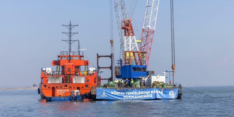 İzmir “Temiz Körfez” operasyonunda üç buçuk ay geride kaldı 200 bin ton çamur çıkarıldı