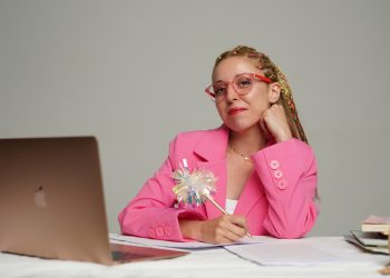 Özlem Yıldırım, “Ben Prenses Değilim” ve “Masallara Yolculuk” Kitaplarıyla Köy Okullarına İlham Veriyor