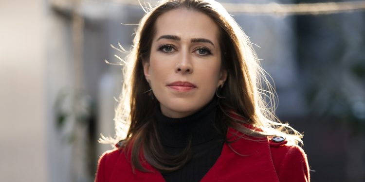 Ödüllü Yönetmen Vuslat Saraçoğlu’nun “Bildiğin Gibi Değil” filmi yakında vizyona giriyor