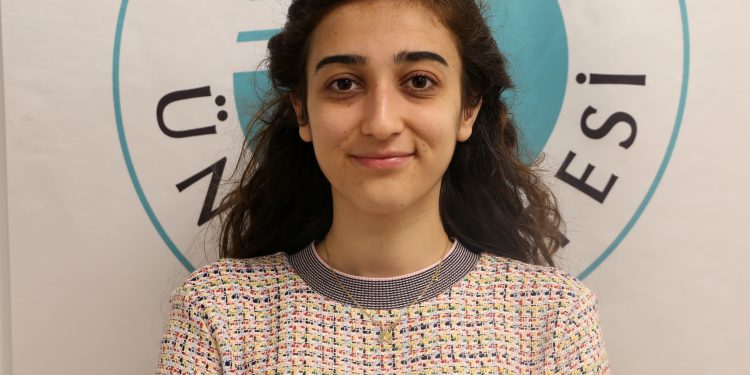 Dil ve Konuşma Terapisti Göksu Yılmaz : “Her 30 dakikada bir yudum suyla ses tellerinizi koruyun!”