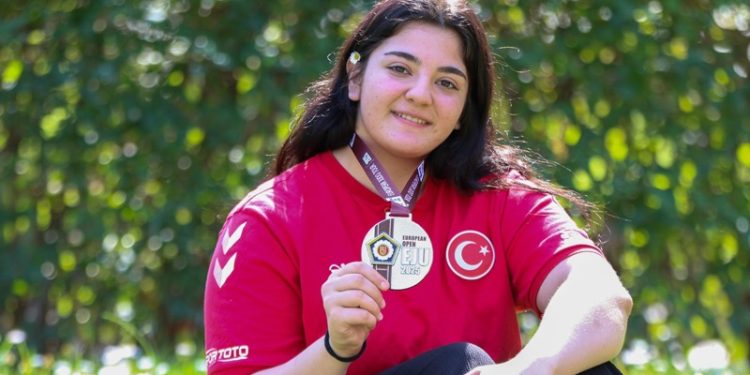 İzmirli Sema’nın hedefi olimpiyat madalyası
