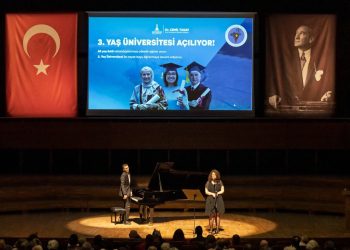 Özge Çeltik, Hem sahnede hem hayatta fark yaratıyor