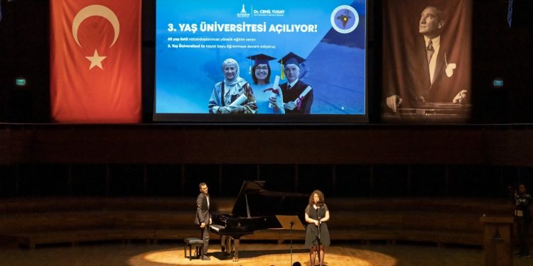 Özge Çeltik, Hem sahnede hem hayatta fark yaratıyor